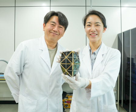 한국전기연구원 전기변환소재연구센터 차승일·윤민주 박사가 화재에 강한 신개념 고효율 태양광 모듈을 들어보이고 있다. 전기연 제공